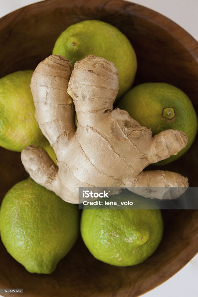 Verde limão e gengibre em um vaso em madeira - Foto de stock de Fotografia - Imagem royalty-free