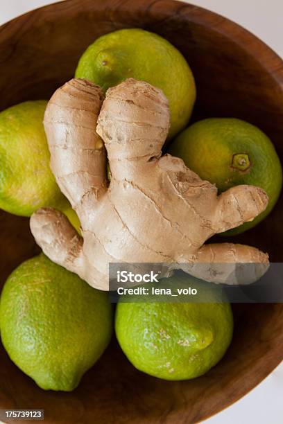 Foto de Verde Limão E Gengibre Em Um Vaso Em Madeira e mais fotos de stock de Fotografia - Imagem - Fotografia - Imagem, Ginseng, Limão amarelo