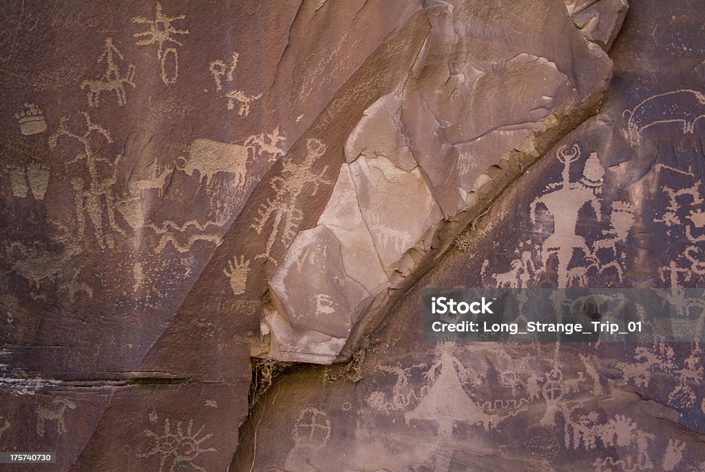 Arenito vermelho inscritos com petróglifos Parque Nacional de Canyonlands, Utah do sudoeste - Foto de stock de Combustível fóssil royalty-free