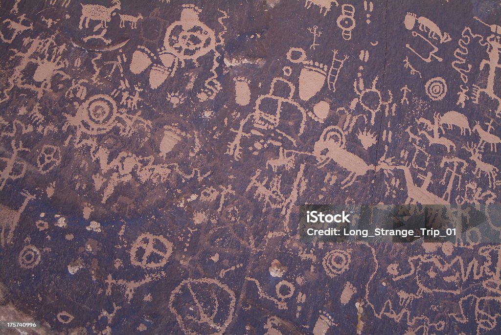 Igły Okręg Gazeta Kołyszą Petroglyphs Canyonland Południowo-Zachodniej Utah Desert - Zbiór zdjęć royalty-free (Bez ludzi)