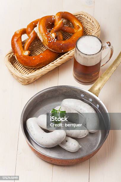 Salchichas Jugosas Foto de stock y más banco de imágenes de Alimento - Alimento, Alimentos cocinados, Baviera