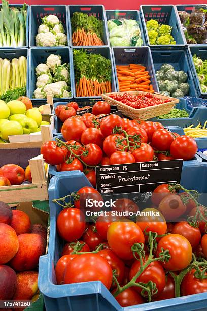 Красочные Овощи На Greengrocer — стоковые фотографии и другие картинки Без людей - Без людей, Боб, Брокколи