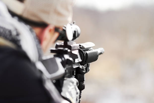 concentrati sulla sua destinazione - sniper army rifle shooting foto e immagini stock