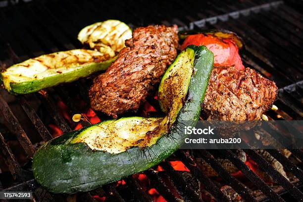 Foto de Carne Bovina Grelhada e mais fotos de stock de Abobrinha - Abobrinha, Alimentação Saudável, Bife