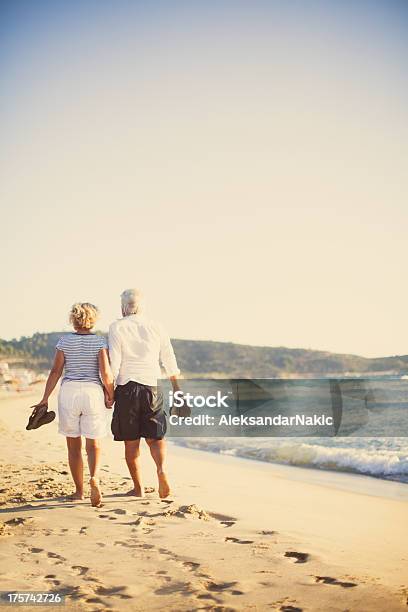 Golden Años Foto de stock y más banco de imágenes de 60-69 años - 60-69 años, Abrazar, Actividades recreativas