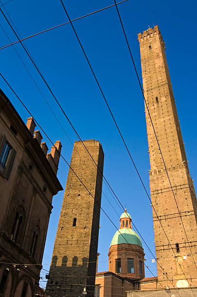 torre asinelli-bologna - bologna italy medieval palace foto e immagini stock