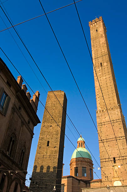 asinelli tower-bolonha - torre degli asinelli - fotografias e filmes do acervo