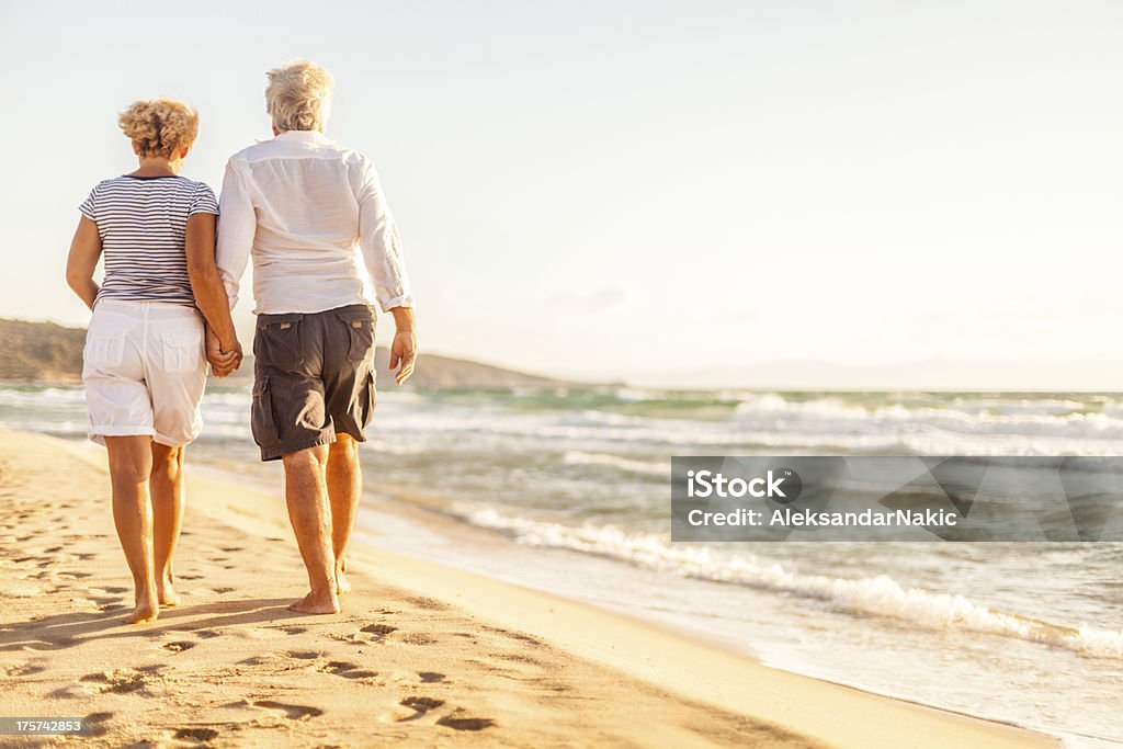 Caminhada na praia - Foto de stock de 60 Anos royalty-free