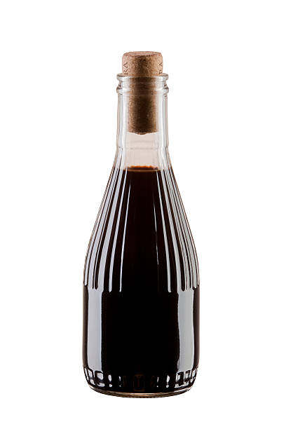garrafa de molho de soja ou de vinagre balsâmico - vinegar balsamic vinegar modena italy imagens e fotografias de stock