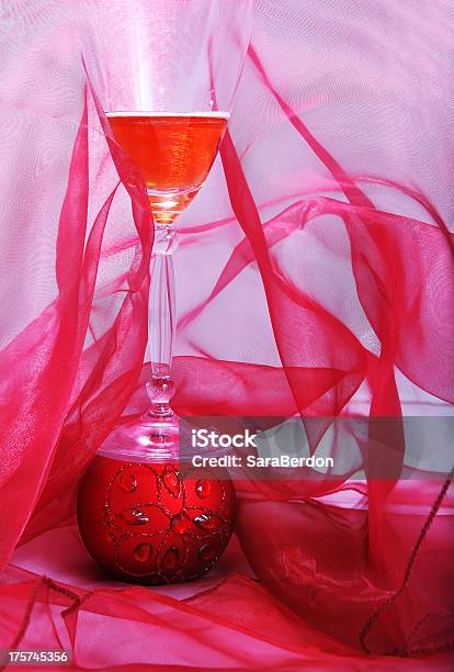 Champán Con Decoración Foto de stock y más banco de imágenes de Acontecimiento - Acontecimiento, Año nuevo, Bebida