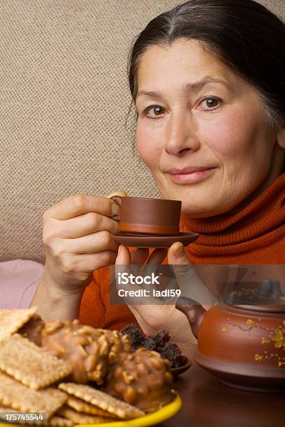 Mujer Haciendo Un Té Chino Foto de stock y más banco de imágenes de Adulto - Adulto, Aire libre, Bebida