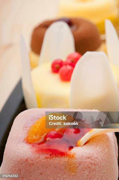 Closeup Di Bacche Fresche Su Un Piatto Di Frutta E Torte - Fotografie stock e altre immagini di Alimentazione sana