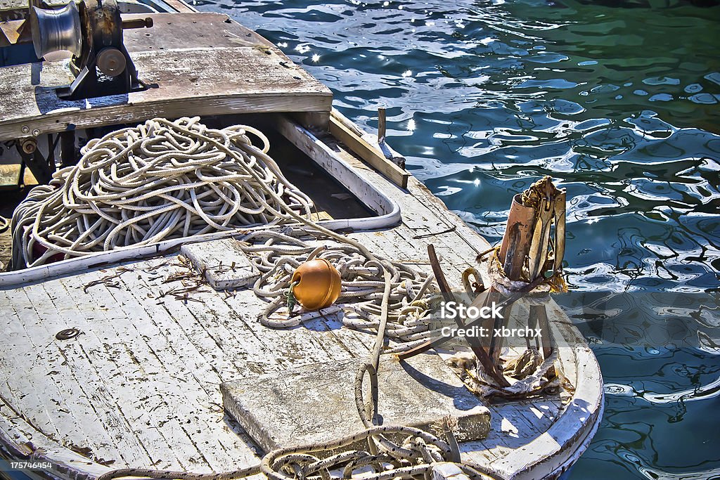 Vecchia Barca da pesca in legno di dettaglio - Foto stock royalty-free di Acqua