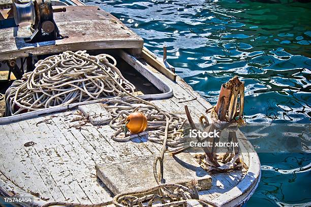 Vecchia Barca Da Pesca In Legno Di Dettaglio - Fotografie stock e altre immagini di Acqua - Acqua, Ancora, Ancorato