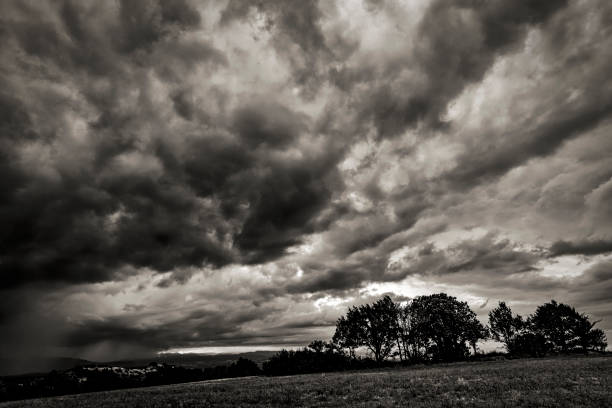 temps orageux paysage en noir et blanc un jour d’orage image en noir et blanc stock pictures, royalty-free photos & images