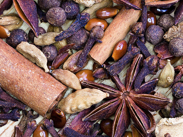 fondo de especias para gluhwein - cardamom spice cinnamon bark anise star fotografías e imágenes de stock