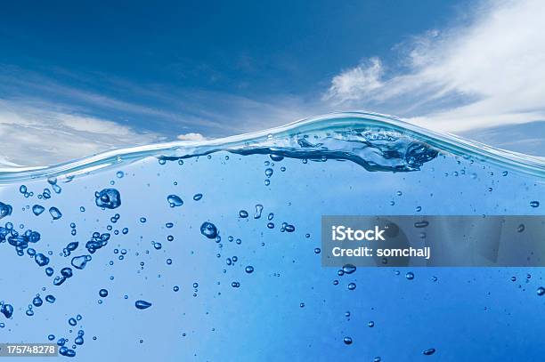 Foto de Fundo De Onda De Água No Céu e mais fotos de stock de Azul - Azul, Bolha - Estrutura física, Cor Vibrante