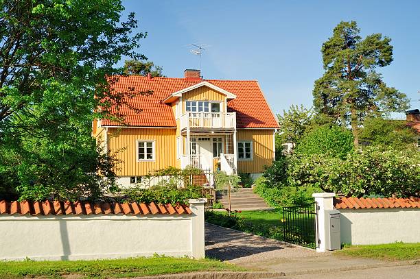 skandynaw ethnicity obudowy - red cottage small house zdjęcia i obrazy z banku zdjęć