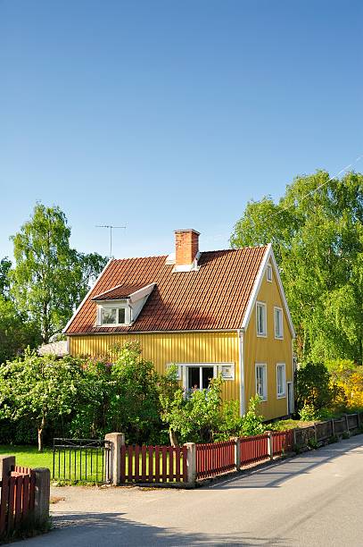 スカンジナビアのハウジング - red cottage small house ストックフォトと画像