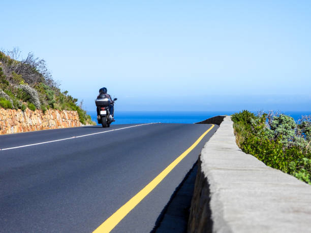 Dwie osoby na motocyklu jadące wzdłuż Clarence Drive w False Bay w Prowincji Przylądkowej Zachodniej – zdjęcie