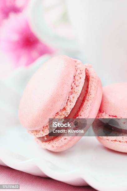 Foto de Macaroons De Corderosa e mais fotos de stock de Bandeja - Bandeja, Amor, Amêndoa