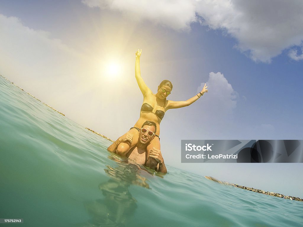 Beau couple posant sur la plage - Photo de 25-29 ans libre de droits