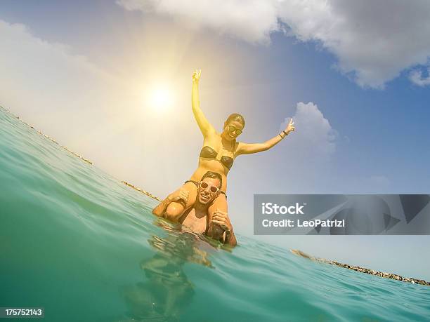 Photo libre de droit de Beau Couple Posant Sur La Plage banque d'images et plus d'images libres de droit de 25-29 ans - 25-29 ans, Activité de loisirs, Adulte