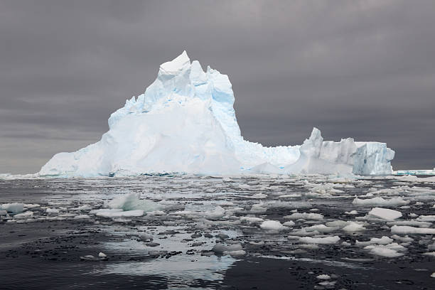 iceberg - uncultivated snow ice antarctica photos et images de collection
