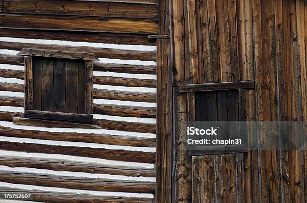 Celeiro Windows - Fotografias de stock e mais imagens de Cabana de Madeira - Cabana de Madeira, Colorado, Antigo