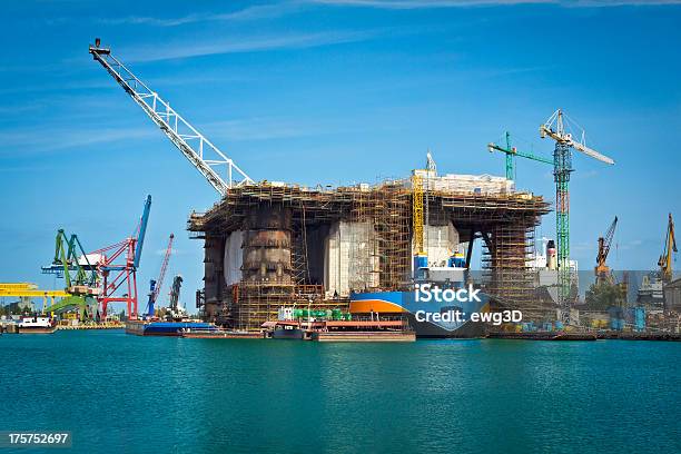 Plataforma Petrolífera En Shipyard Foto de stock y más banco de imágenes de Acero - Acero, Agua, Aire libre