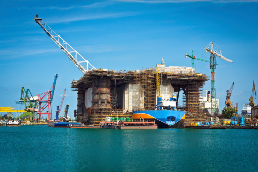 Shipyard Rigs Oil Rig In Shipyard Stock Photo - Download Image Now - Building ...