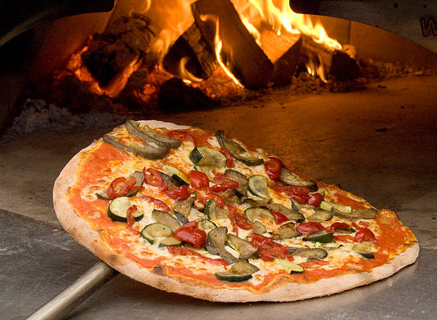 блюда традиционной итальянской вегетарианская пицца comming из духовки - comming стоковые фото и изображения