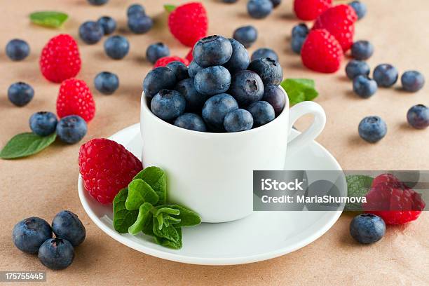 Bagas Em Copo - Fotografias de stock e mais imagens de Azul - Azul, Baga, Branco