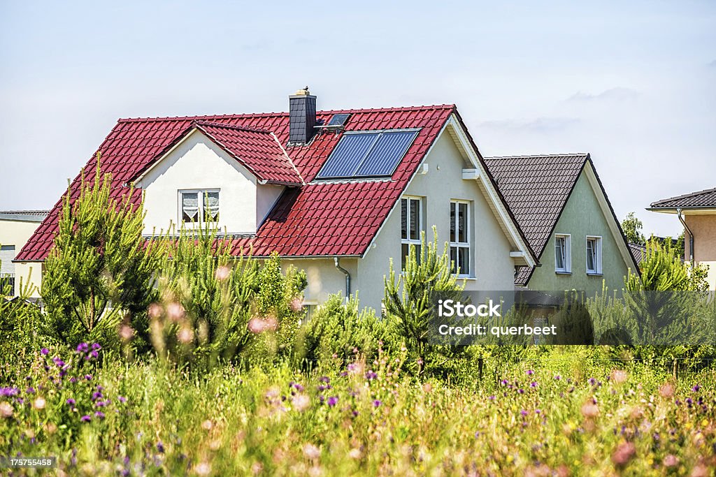 Жилых домов с сад - Стоковые фото Дом на одну семью роялти-фри