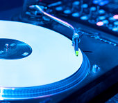 vinyl-plattenspieler.jpg?b=1&s=170x170&k=20&c=Keyg3IALu2F9yBtk_5susB2Tt1mjVyNSTrd18e_GBZU=