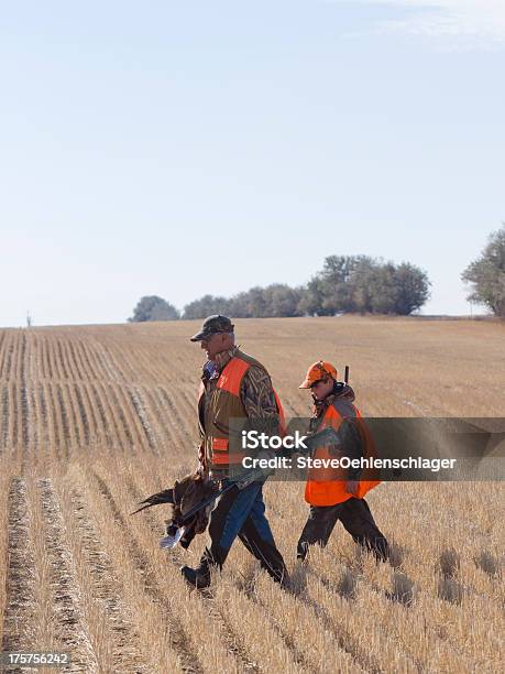 Os Avós E O Neto De Caça - Fotografias de stock e mais imagens de Caça - Caça, Caçador, Filho