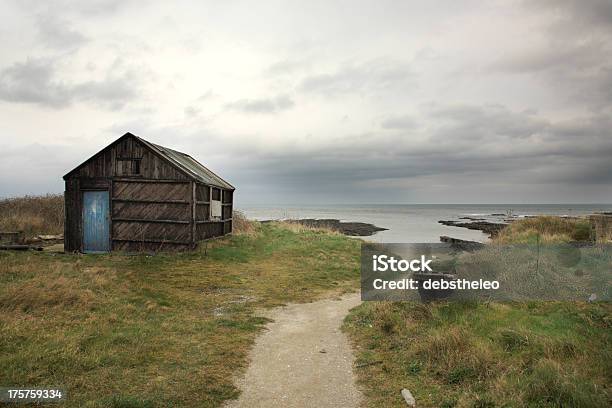 Velha Garagem Northumberland - Fotografias de stock e mais imagens de Ao Ar Livre - Ao Ar Livre, Areia, Azul