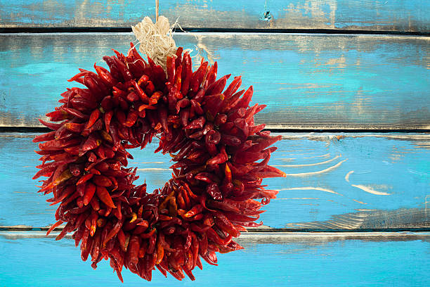 mexikanische pfeffer kranz - wreath chili pepper pepper ristra stock-fotos und bilder