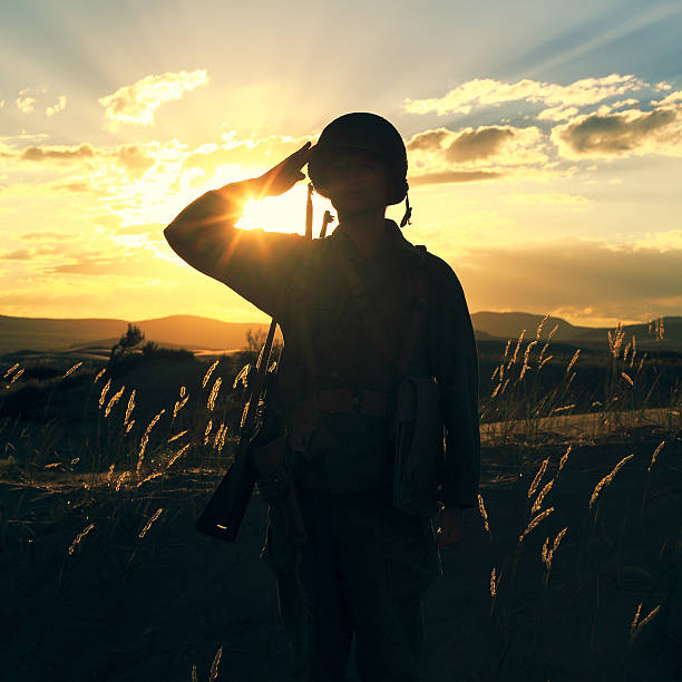 soldat affronte la deuxième guerre mondiale - saluting photos et images de collection