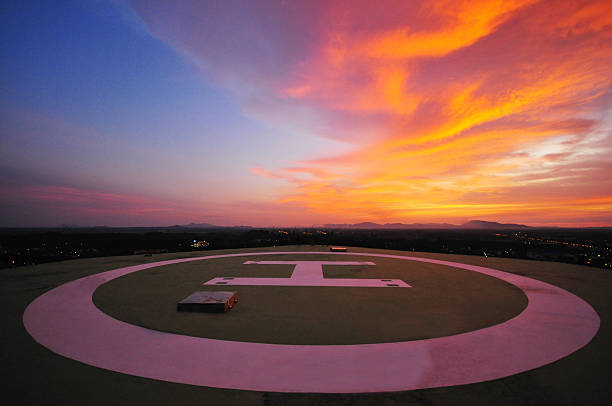 ponte elicottero al tramonto - helipad foto e immagini stock