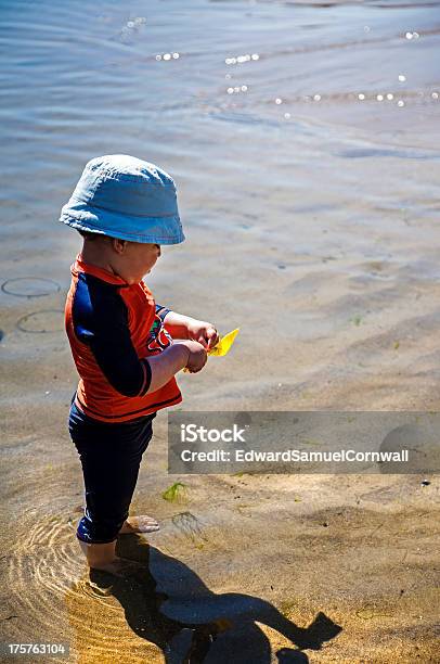 Jovem Rapaz Paddles Na Ocean Maré - Fotografias de stock e mais imagens de Adolescente - Adolescente, Ao Ar Livre, Bebé