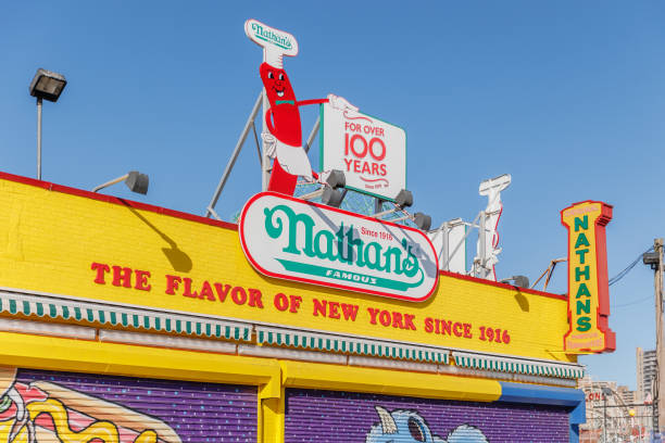 nathan's fast-food-restaurant in coney island, ney york, usa - nathans coney island new york city brooklyn stock-fotos und bilder
