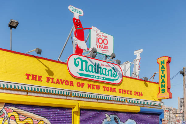 ресторан быстрого питания nathan's на кони-айленде, ней-йорк, сша - nathans coney island new york city brooklyn стоковые фото и изображения