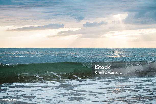 Malowniczy Widok Wzburzonych Fal Morskich W Obszarze Zachmurzenie Nieba - zdjęcia stockowe i więcej obrazów Antycypacja