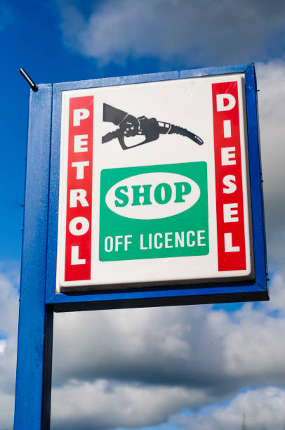 cartello per benzina, diesel e fuori patente - derv foto e immagini stock