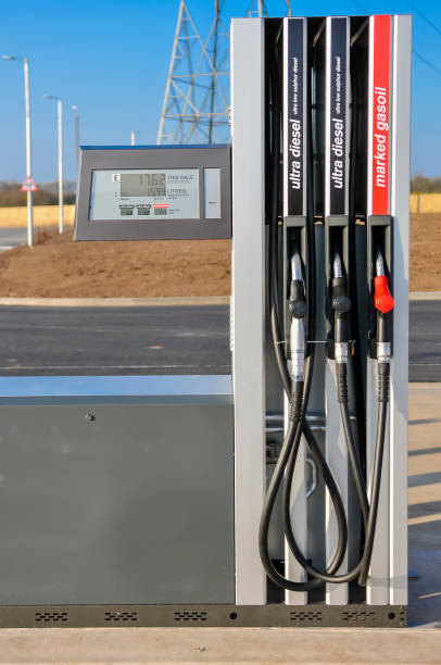 pompa di gasolio in una stazione di servizio autostradale per autocarri e autocarri, erogando anche gasolio rosso (contrassegnato) per l'uso su terreni privati. - derv foto e immagini stock