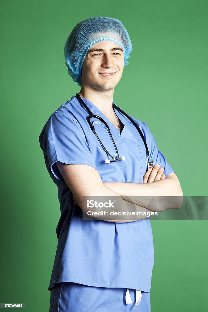 Молодой мужской хирург - Стоковые фото 20-29 лет роялти-фри