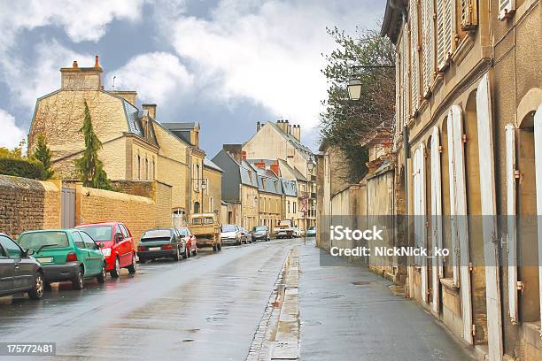 Foto de Nas Ruas De Bayeux Normandia França e mais fotos de stock de Arquitetura - Arquitetura, Azul, Baixo - Posição