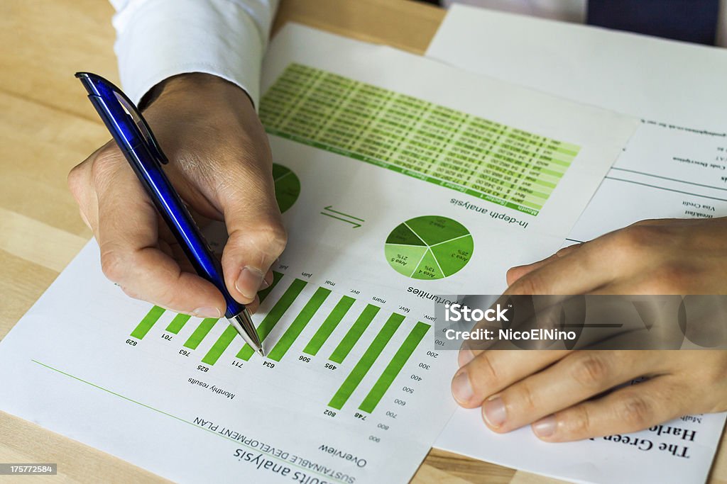 Empresário analisar o desenvolvimento sustentável gráfico - Foto de stock de Recurso sustentável royalty-free