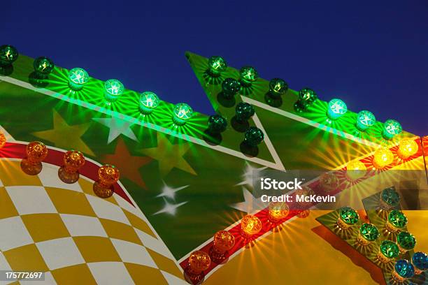 Bandiera Di Carnevale A Zigzag - Fotografie stock e altre immagini di Parco dei divertimenti ambulante - Parco dei divertimenti ambulante, Festival tradizionale, Insegna di teatro